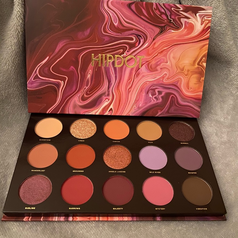 Hip dot Zion eyeshadow pallet